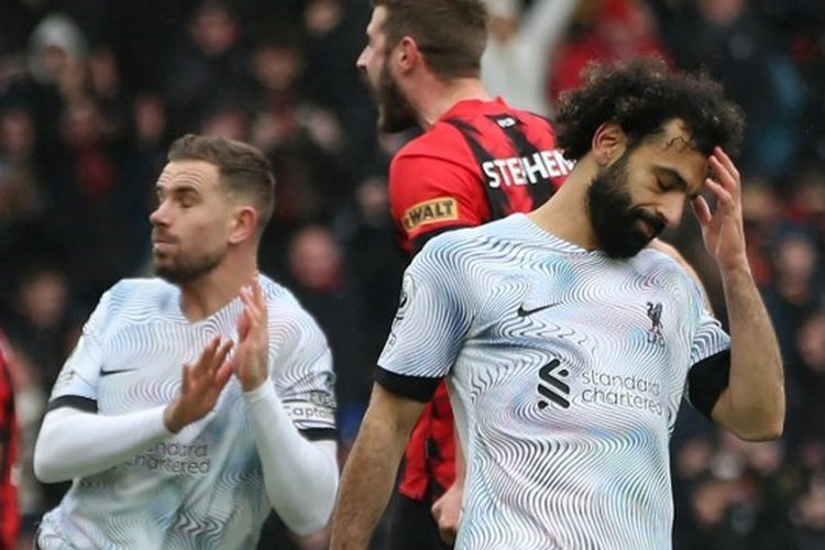 Ekspresi pemain Liverpool, Mohamed Salah (kanan), usai gagal mencetak gol dari titik penalti dalam laga melawan Bournemouth pada pekan ke-27 Liga Inggris 2022-2023. Laga Bournemouth vs Liverpool yang digelar di Vitality Stadium pada Minggu (11/3/2023) itu berakhir dengan kemenangan 1-0 tim tuan rumah.