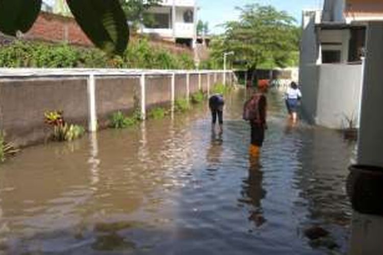 Kondisi banjir di Perumahan De Cluster Nirwana Kelurahan Pandanwangi, Kecamatan Blimbing, Kota Malang, Kamis (12/1/2017)