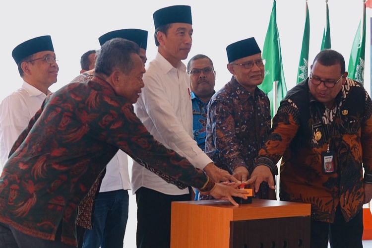 Presiden Joko Widodo saat  melakukan groundbreaking Rumah Sakit (RS) PKU Muhammadiyah Unimuda Sorong, di Kabupaten Sorong, Provinsi Papua Barat Daya, pada Jumat (24/11/2023).