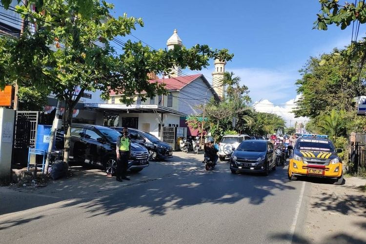 Personil kepolisian dari Polresta Banjarmasin berjaga di depan Kantor KPU Kota Banjarmasin. 