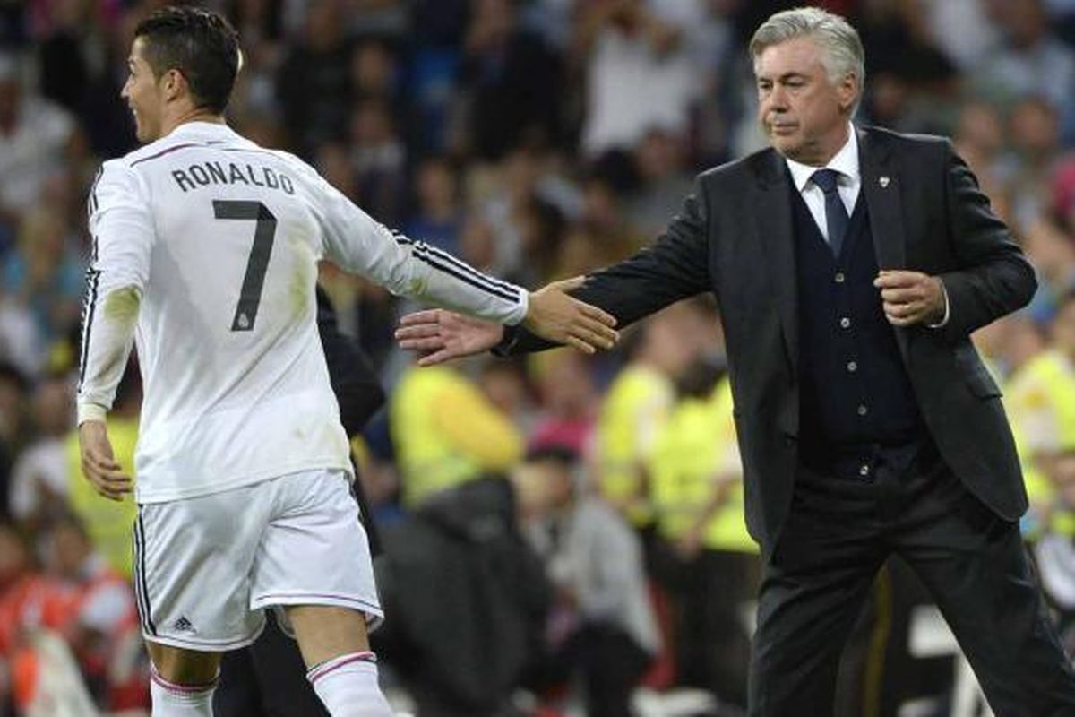 Pelatih Real Madrid, Carlo Ancelotti (kanan), memberikan selamat kepada peyerang Real Madrid Cristiano Ronaldo yang mencetak gol ketiga ke gawang Elche pada lanjutan Primera Division di Santiago Bernabeu pada 23 September 2014.