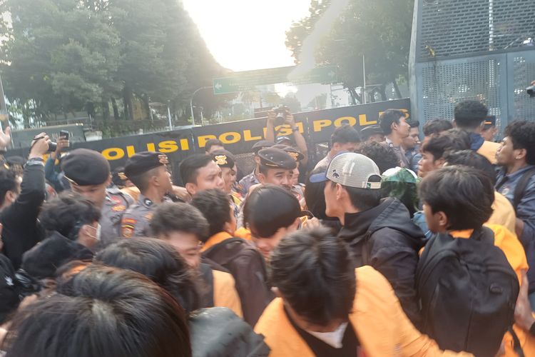 Keranda Dibakar, Barier Didorong, Aksi Demo Mahasiswa di Monas yang Sempat Memanas