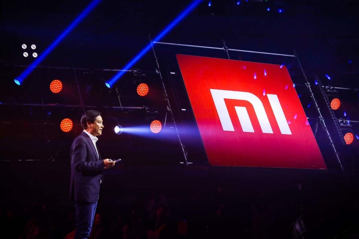 Ilustrasi CEO Xiaomi, Lei Jun dan logo Xiaomi.