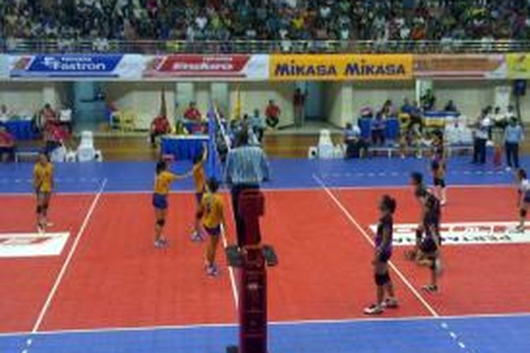 Jakarta Pertamina Energi dan Gresik Petrokimia bertanding pada laga lanjutan putaran pertama pekan ketiga Proliga 2015 di GOR Ken Arok Malang, Minggu (22/2/2015).