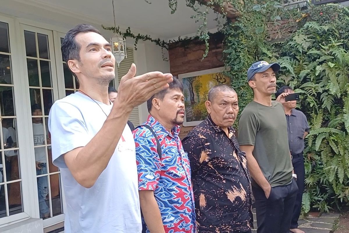 Atalarik Syah tengah berdebat soal pembongkaran rumahnya.