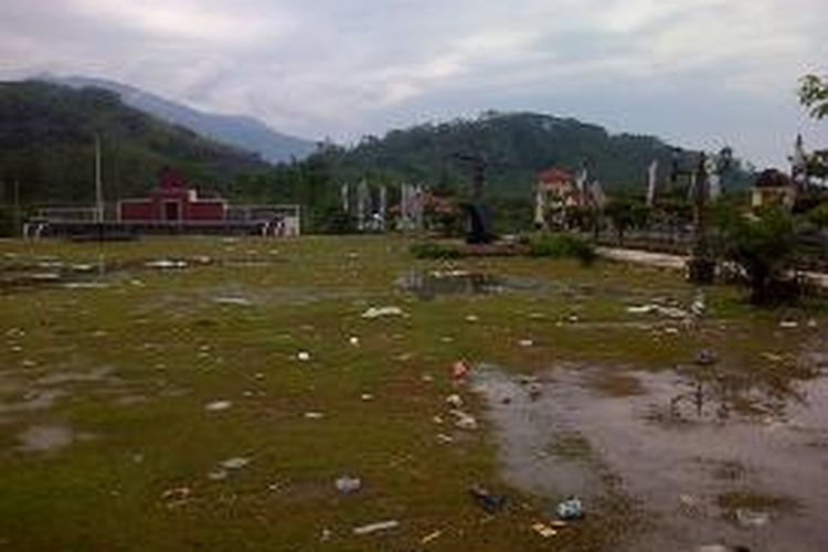 Alun-alun Bung Karno, Ungaran, Jumat (1/1/2016) menjadi lautan sampah sisa perayaan tahun baru. 