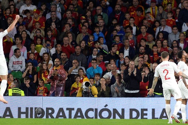 Penyerang Inggris, Raheem Sterling (kanan), merayakan gol yang dicetak ke gawang Spanyol dalam laga UEFA Nations League di Stadion Benito Villamarin, Seville, Spanyol pada 15 Oktober 2018.