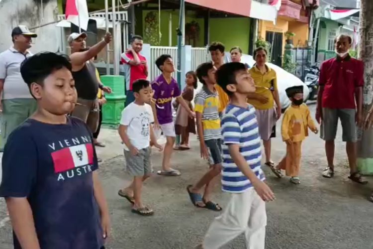 Anak-anak di lingkungan RT 41 RW 10 Perumahan Permata Hijau Kota Kediri,Jawa Timur, antusias mengikuti lomba kelereng dalam rangka memperingati Hari Ulang Tahun ke-77 Republik Indonesia, Selasa (16/8/2022).