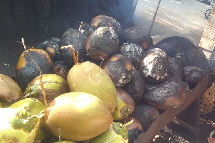 Kelapa muda bakar di Jalan Muhammad Jam, Kota Banda Aceh, Aceh, Jumat (28/8/2020). Manfaat kelapa bakar.