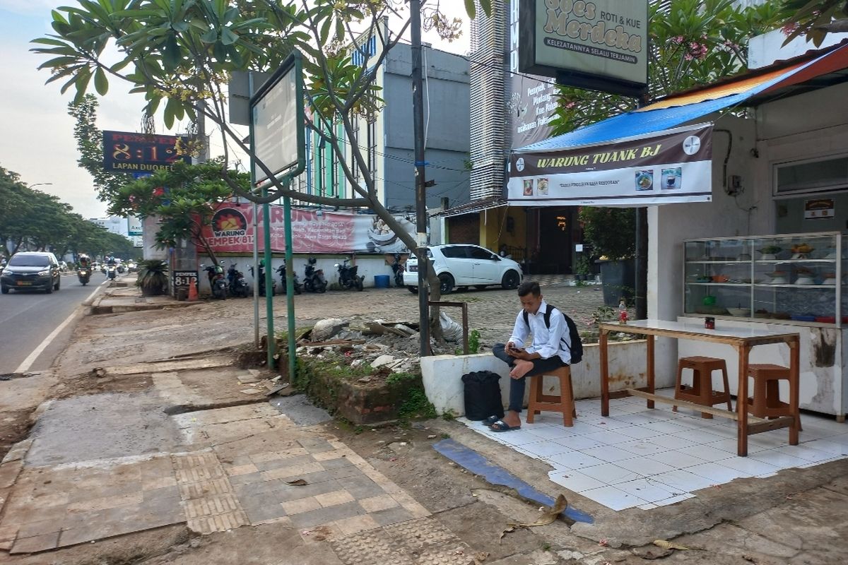 Warung nasi milik Rumlati (42) di Jalan Raya Margonda dekat lampu merah medan 9, Depok.