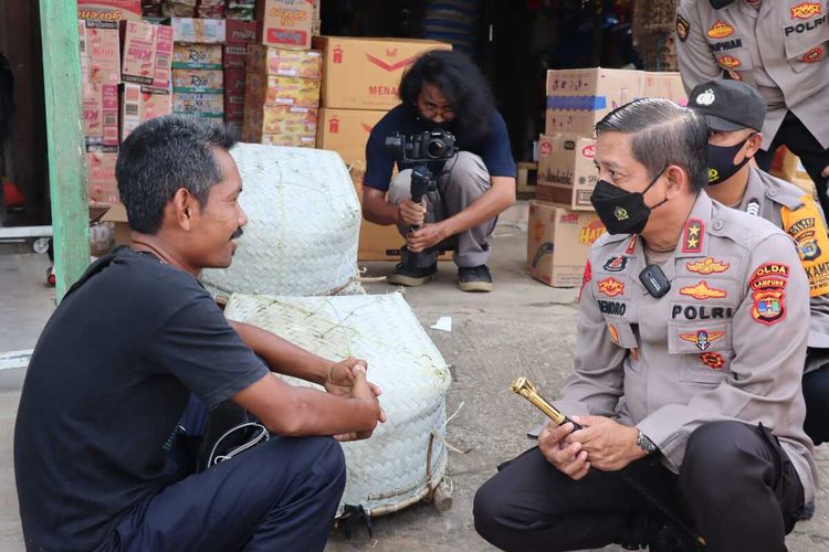 Kapolda Lampung Irjen Hendro Sugiatno berbincang dengan salah seorang pedagang di Pasar Simpang Pematang, Mesuji.