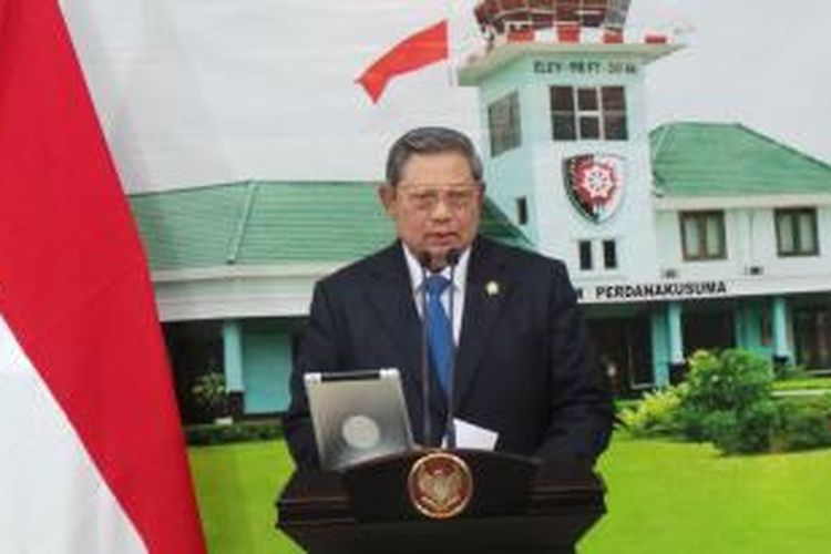Presiden Susilo Bambang Yudhoyono memberikan tanggapan atas kesaksian Luthfi Hasan Ishaaq sesaat setelah Presiden tiba di Pangkalan TNI Angkatan Udara di Halim Perdanakusuma, Jakarta Timur, Kamis (10/10/2013).