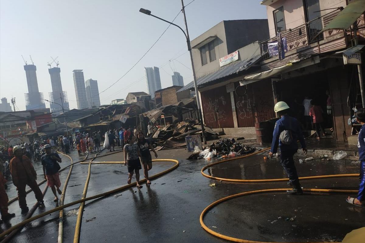 Api melalap 66 bangunan di Jalan Jati Bundar, Kelurahan Kebon Kacang, Tanah Abang pada Minggu (30/6/2019) pagi. 