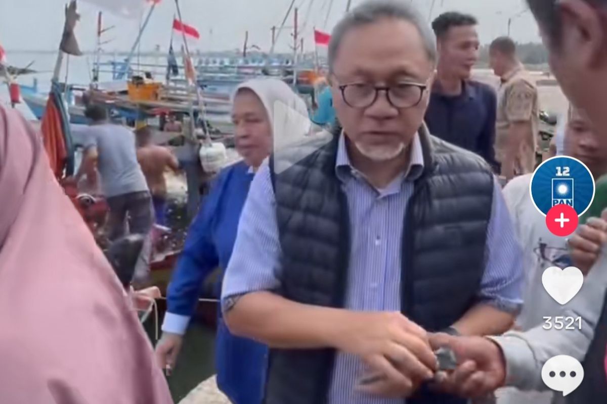 Tangkapan layar pada akun Tiktok Partai Amanat Nasional (PAN). Dalam video yang disebarkan pada 10 Juli 2023 itu, terlihat Ketua Umum PAN Zulkifli Hasan tengah membagikan uang Rp 50.000 kepada para nelayan. Pada bagian keterangan juga dibubuhi tulisan PAN PAN PAN bagi bagi gocapan