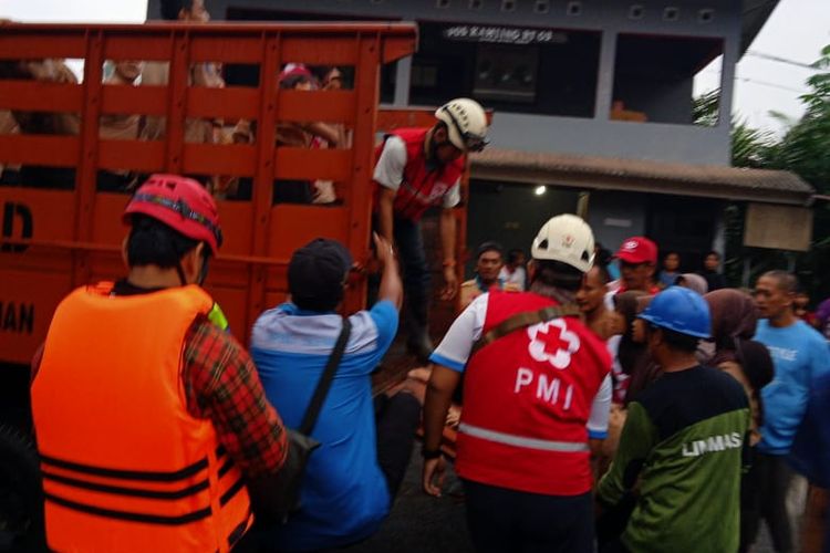 Proses evakuasi para siswa SMP Negeri 1 Turi Sleman, Yogyakarta, yang hanyut di Sungai Sempor saat melakukan kegiatan Pramuka susur sungai. Untuk sementara, empat orang ditemukan tewas.