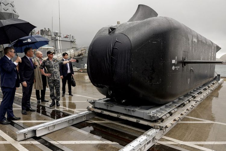 Foto pada 10 September 2025 ini dirilis oleh Angkatan Pertahanan Australia, menunjukkan Wakil Perdana Menteri Australia Richard Marles (kedua dari kiri), Menteri Industri Pertahanan Pat Conroy (kiri), dan Kepala Staf Angkatan Laut Laksamana Madya Mark Hammond sedang memeriksa kendaraan bawah laut otonom, yang dikenal sebagai Ghost Shark, di sebuah pangkalan angkatan laut di Sydney. 