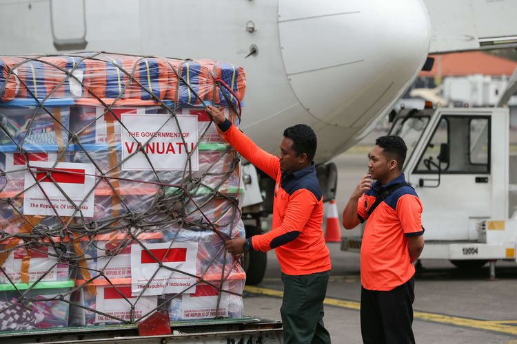 Logistik bantuan kemanusiaan dari Pemerintah Republik Indonesia ke Vanuatu diangkut di Terminal Kargo Bandara Soekarno Hatta, Tangerang, Banten, Senin (8/5/2023).  Pemerintah Indonesia memberikan bantuan pasca gempa dan badai melanda Vanuatu berupa tim kemanusiaan, logistik, dan perbaikan ruangan VVIP Bandara Port Villa, Vanuatu, dengan total Rp 17,2 miliar.