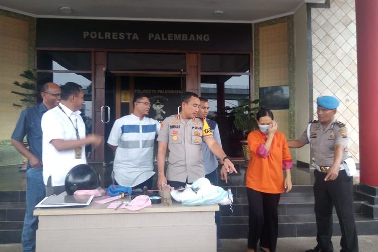 Kapolresta Palembang Kombes Pol Didi Hayamansyah saat melakukan gelar perkara kasus penganiayaan seorang bayi yang dilakukan oleh ST (36) yang tak lain adalah ibunya sendiri.Bayi tersebut, tewas setelah dimasukkan ST ke dalam mesin cuci, Selasa (5/11/2019).