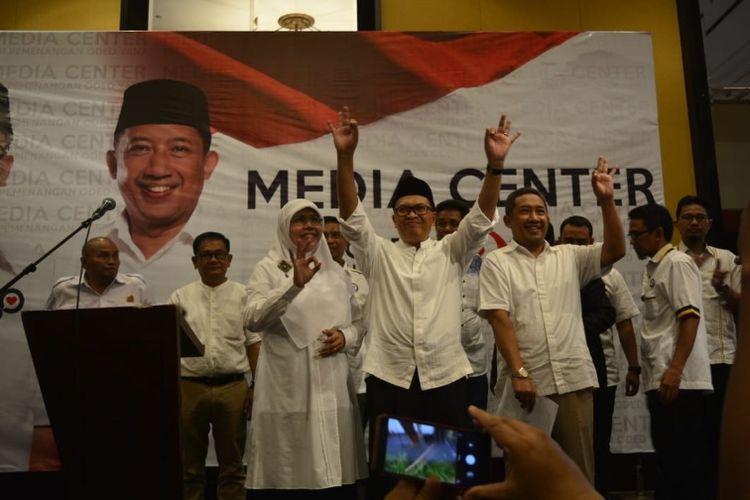 Oded M Danial dan Yana Mulyana saat berselebrasi, meyakini kemenangannya di Pilkada Kota Bandung, di Hotel Aryaduta, Rabu (27/6/2018)