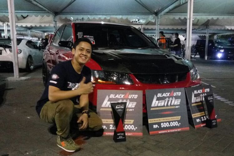 Ryan Rizky dengan mobilnya Mitsubishi Evo 9 juara BlackAuto Dyno Test 2017 di Surabaya