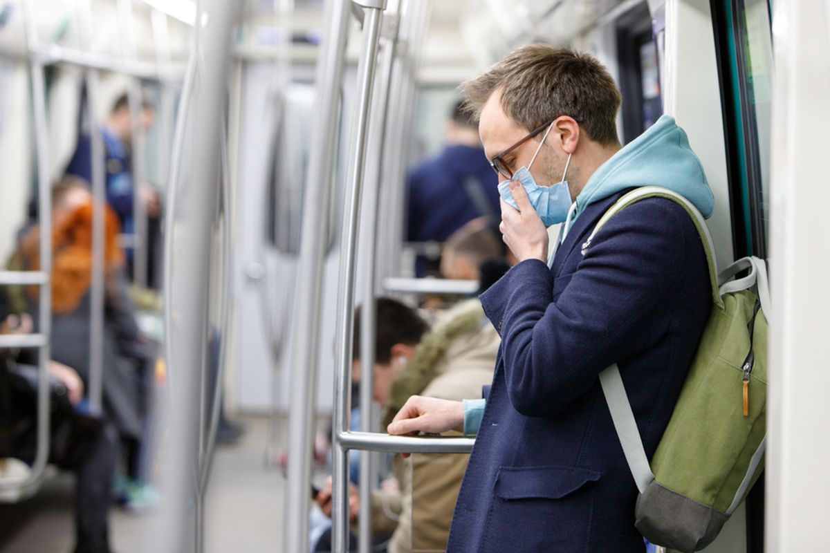 Ilustrasi warga pakai masker saat naik transportasi umum.