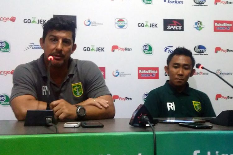 Pelatih Persebaya Surabaya Angel Alfredo Vera (kiri) dan Rendi Irwan.