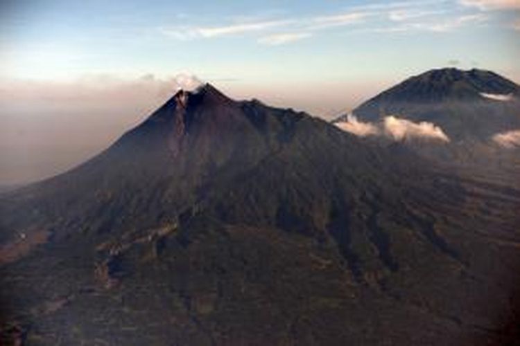 Gunung Merapi yang berada di wilayah provinsi Jawa Tengah dan DI Yogyakarta, terlihat dari udara, Minggu (10/5/2015). Salah satu gunung api paling aktif tersebut masih berstatus normal sejak erupsi yang terjadi hampir lima tahun sebelumnya.