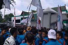 Desak Zumi Zola Mundur, Mahasiswa Demo dan Sandera Mobil Dinas Pejabat