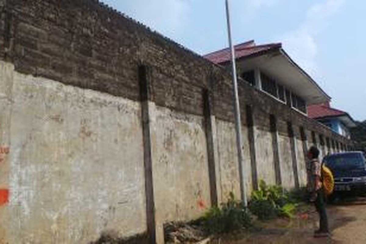 Tembok perbatasan antara RS Otak Nasional dengan Badan Narkotika Nasional (BNN) di Cawang, Jakarta Timur. Selasa (31/3/2015).