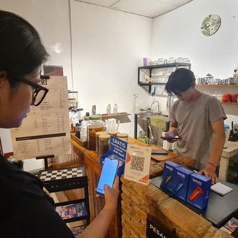 Suasana pembeli sedang melakukan pembayaran secara QRIS di salah satu kafe, Jalan Duku I, Kota Medan pada Minggu (30/11/2025).