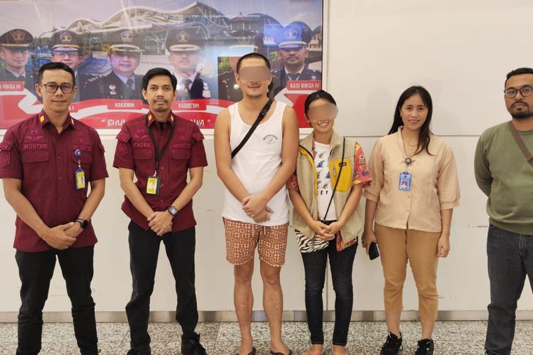 LB (39), dan LL, (27), warga negera China saat dikawal petugas Imigrasi Denpasar dideportasi melalui Bandara Internasional I Gusti Ngurah Rai, Badung, Bali, Jumat (11/7/2023). Keduanya dideportasi karena mendirikan perusahaan fiktif di Bali. /Humas Imigrasi Denpasar 