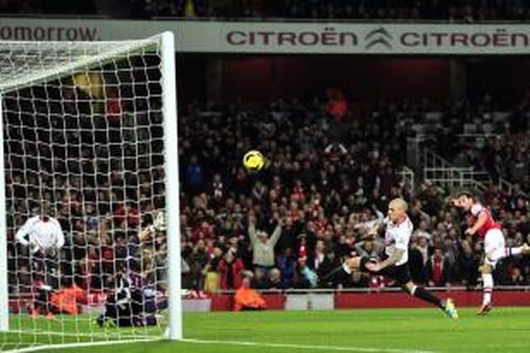 Santi Cazorla mencetak gol pembuka bagi Arsenal saat menjamu Liverpool dalam lanjutan Premier League, Sabtu (2/11/2013). 