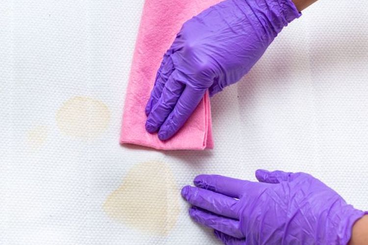 Ilustrasi membersihkan kasur.