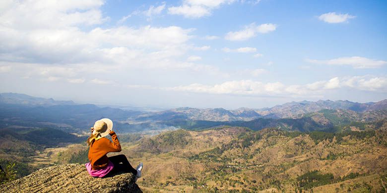 Spot Foto Favorit di Gunung Besek Berlatar Belakang Hamparan Barisan Pegunungan