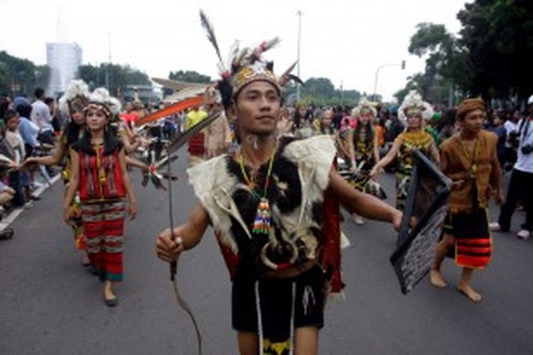 Atraksi budaya memeriahkan Jakarnaval 2012 di Jalan MH Thamrin, Jakarta, Minggu (10/6/2012). Karnaval yang diadakan oleh Dinas Pariwisata dan Kebudayaan (Disparbud) DKI Jakarta tersebut untuk menyambut HUT ke-485 DKI Jakarta.