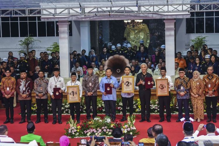 Ketua Komisi Pemilihan Umum (KPU) Hasyim Asy'ari (tengah) bersama anggota KPU dan Capres-Cawapres peserta Pemilu 2024 berfoto bersama saat Rapat Pleno Terbuka Pengundian dan Penetapan Nomor Urut Pasangan Capres dan Cawapres Pemilu Tahun 2024 di Gedung KPU, Jakarta, Selasa (14/11/2023). Pasangan Capres dan Cawapres dari Koalisi Perubahan Anies Baswedan dan Muhaimin Iskandar mendapat nomor urut satu, untuk pasangan Capres dan Cawapres dari koalisi Indonesia Maju Prabowo Subianto dan Gibran Rakabuming Raka mendapatkan nomor urut dua sedangkan untuk pasangan Capres dan Cawapres Ganjar Pranowo dan Mahfud Md mendapat nomor urut tiga.