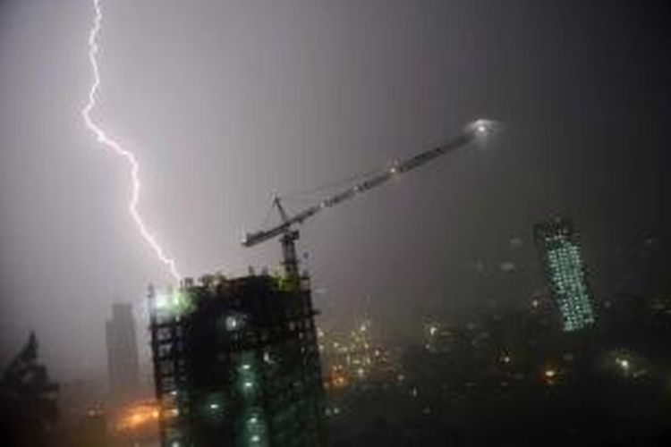 Petir menyambar sebuah gedung bertingkat tinggi di Jakarta, saat hujan lebat, 9 Juni 2013  Indonesia secara teratur terkena banjir dan tanah longsor yang mematikan, dan hujan lebat menyebabkan banjir di ibu kota pada bulan Januari yang menewaskan 32 orang.