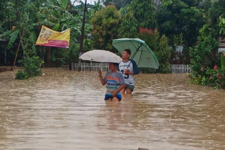 Banjir di Kecamatan Sidareja, Kabupaten Cilacap, Jawa Tengah, Selasa (17/11/2020).