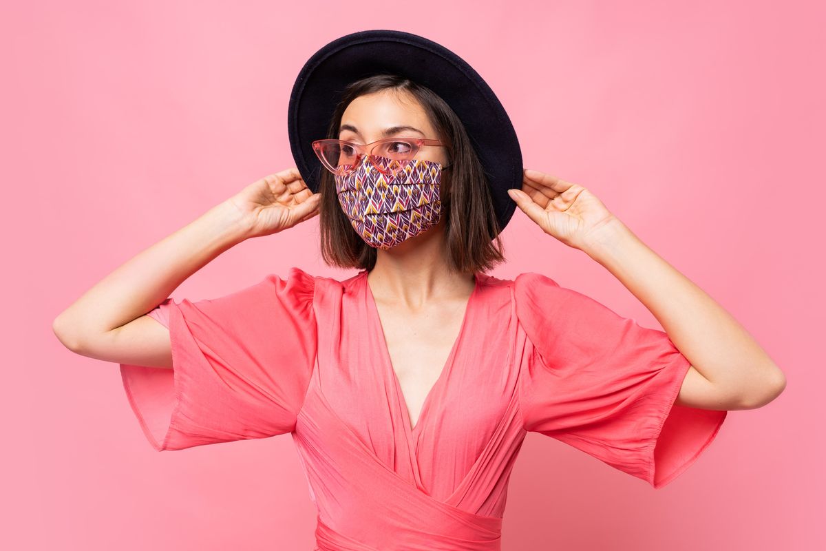 Ilustrasi tetap tampil fashionable dengan masker.