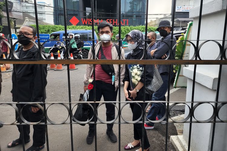Gilang warga Cilacap dan Erika warga Jakarta, rela datang ke Gedung Pakuan, Kota Bandung untuk menyampaikan belasungkawa kepada keluarga Ridwan Kamil, Sabtu (4/6/2022).