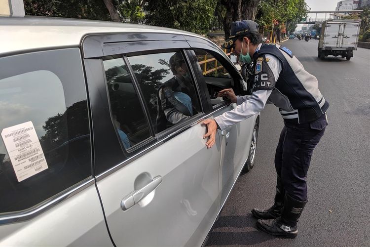 Sosialisasi Perluasan Ganjil Genap di Jalan Gunung Sahari, Pademangan, Jakarta Utara