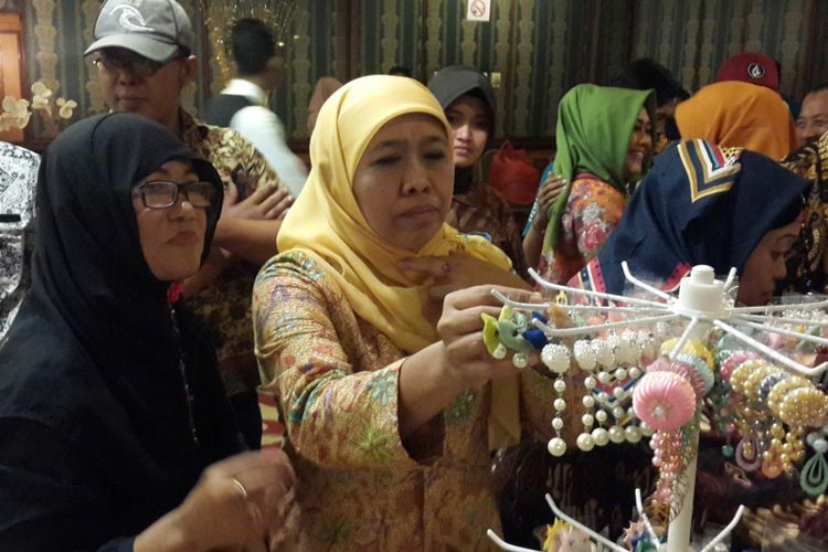 Calon gubernur Jawa Timur nomor urut 1, Khofifah Indar Parawansa, saat menghadiri Silaturahmi Relawan Koperasi dan UMKM Jawa Timur di Hotel Gajah Mada, Kota Malang, Selasa (27/3/2018).