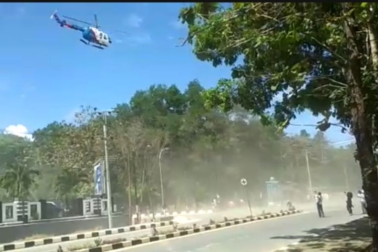 Polisi mengunakan helikopter dalam membubarkan aksi mahasiswa di perempatan Mapolda Sultra saat aksi peringatan setahun kematian dua rekannya (Foto istimewa)