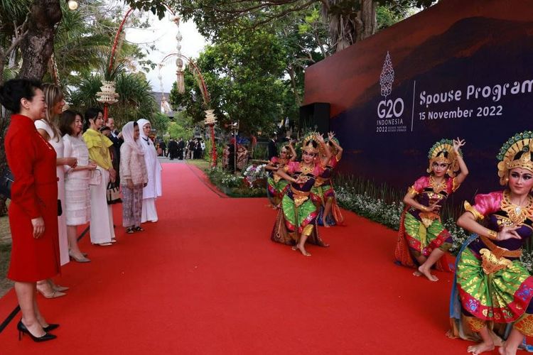 Ibu Negara Iriana Joko Widodo bersama para Spouse tengah menikmati tarian yang disuguhkan untuk menyambut kedatangan para pendamping Kepala Negara KTT G20 di Spouse Program KTT G20 yang berlansung di Sofitel Nusa Dua Beach, Selasa (15/11/2022).