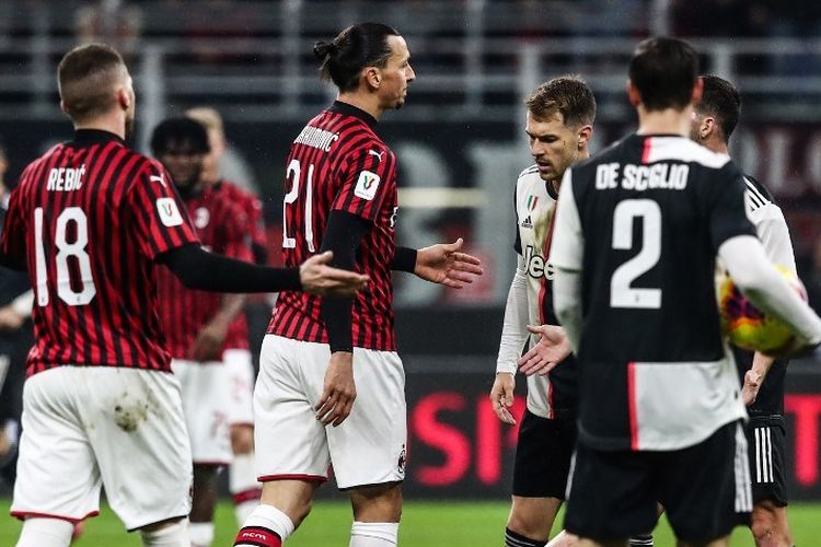 Pemain depan AC Milan asal Swedia, Zlatan Ibrahimovic  bereaksi setelah bertabrakan dengan bek Juventus Belanda Matthijs de Ligt selama semifinal Piala Italia (Coppa Italia) pertandingan sepak bola leg pertama semifinal AC Milan vs Juventus Turin pada 13 Februari 2020 di Stadion San Siro di Milan.