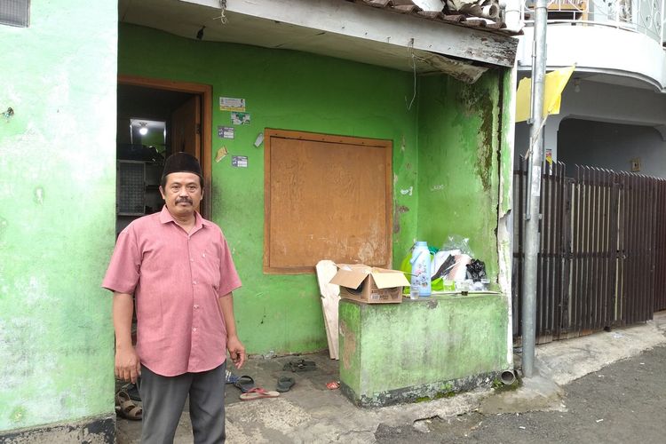 Ketua RW04, Kelurahan Pasir Impun, Enjang Komar (54) di depan salah satu rumah duka korban pemuda di Kota Bandung, Jawa Barat yang tewas usai menenggak miras, Kamis (18/1/2024).