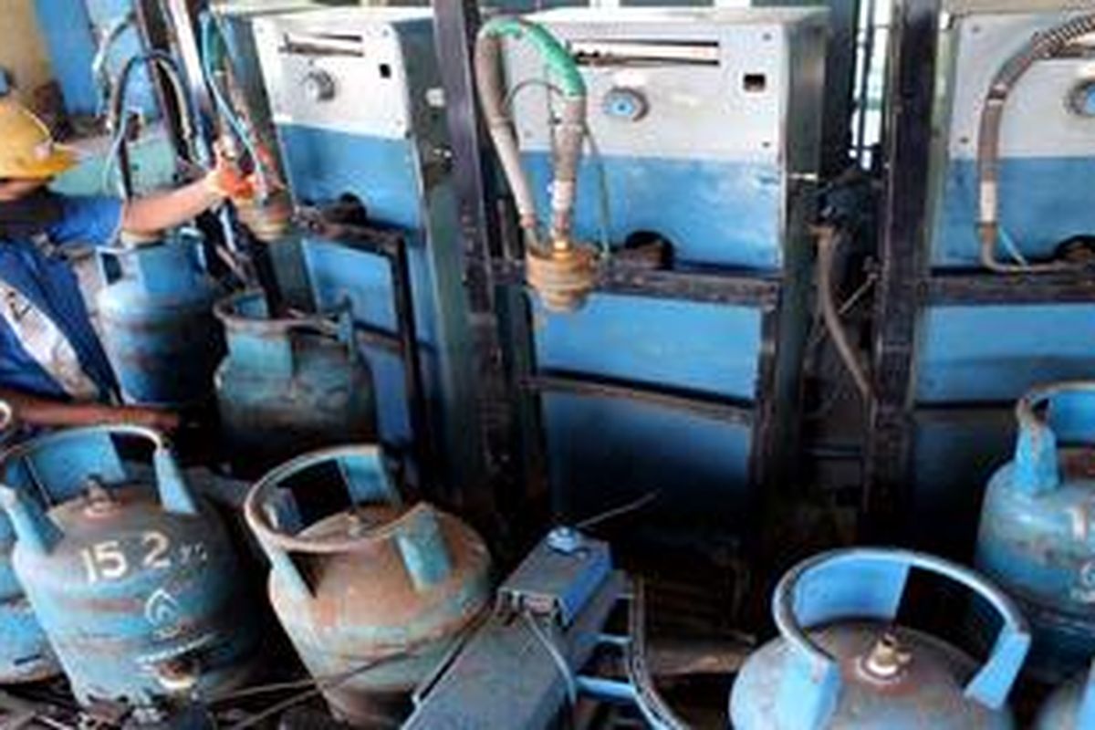 Petugas mengisi tabung elpiji 12 kilogram di Stasiun Pengisian Bulk Elpiji (SPBE) PT Yudhaguna Saritirta, Kota Makassar, Sulawesi Selatan, Kamis (23/2/2012). Pasokan elpiji 12 kg di Sulsel relatif normal dibandingkan elpiji 3 kg. Meskipun operasi pasar telah digelar sejak dua hari lalu, harga elpiji 3 kg masih mencapai Rp 18.000 per tabung.