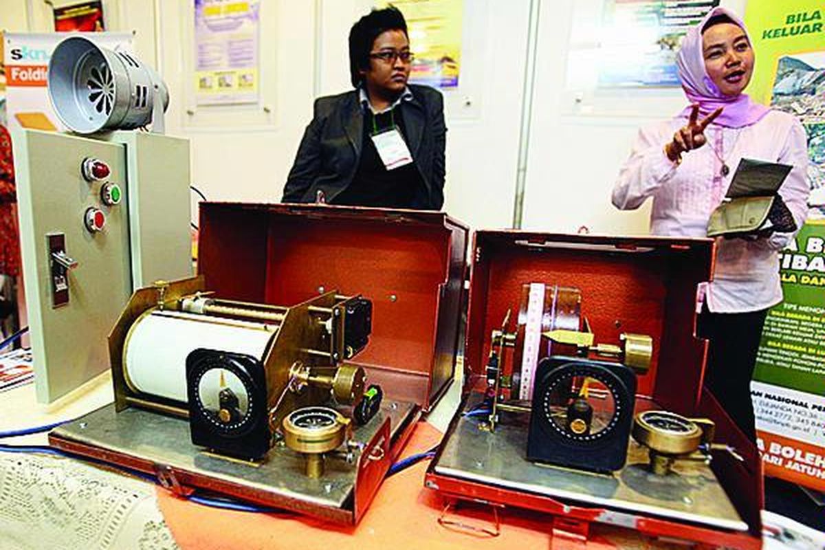 Alat Sistem Deteksi Dini Bahaya Longsor berbasis masyarakat karya peneliti dari Fakultas Tehnik Universitas Gadjah Mada, Yogyakarta, bekerja sama dengan Badan Koordinasi Nasional Penanggulangan Bencana dipamerkan dalam Ritech Expo 2008 di MGK Kemayoran, Kemayoran, Jakarta, Jumat (8/8).  