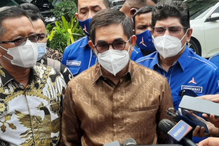 Kuasa hukum Partai Demokrat memberi keterangan kepada pers di Kompleks Mahmamah Agung, Jakarta, Senin (11/10/2021)