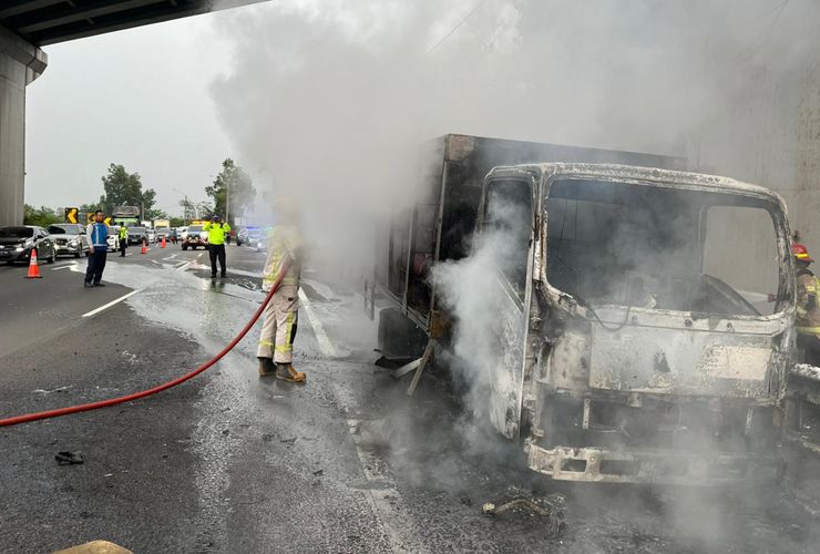 Truk Pengangkut LPG Terbakar di Tol Cipularang, Kerugian Capai Rp 1,6 Miliar